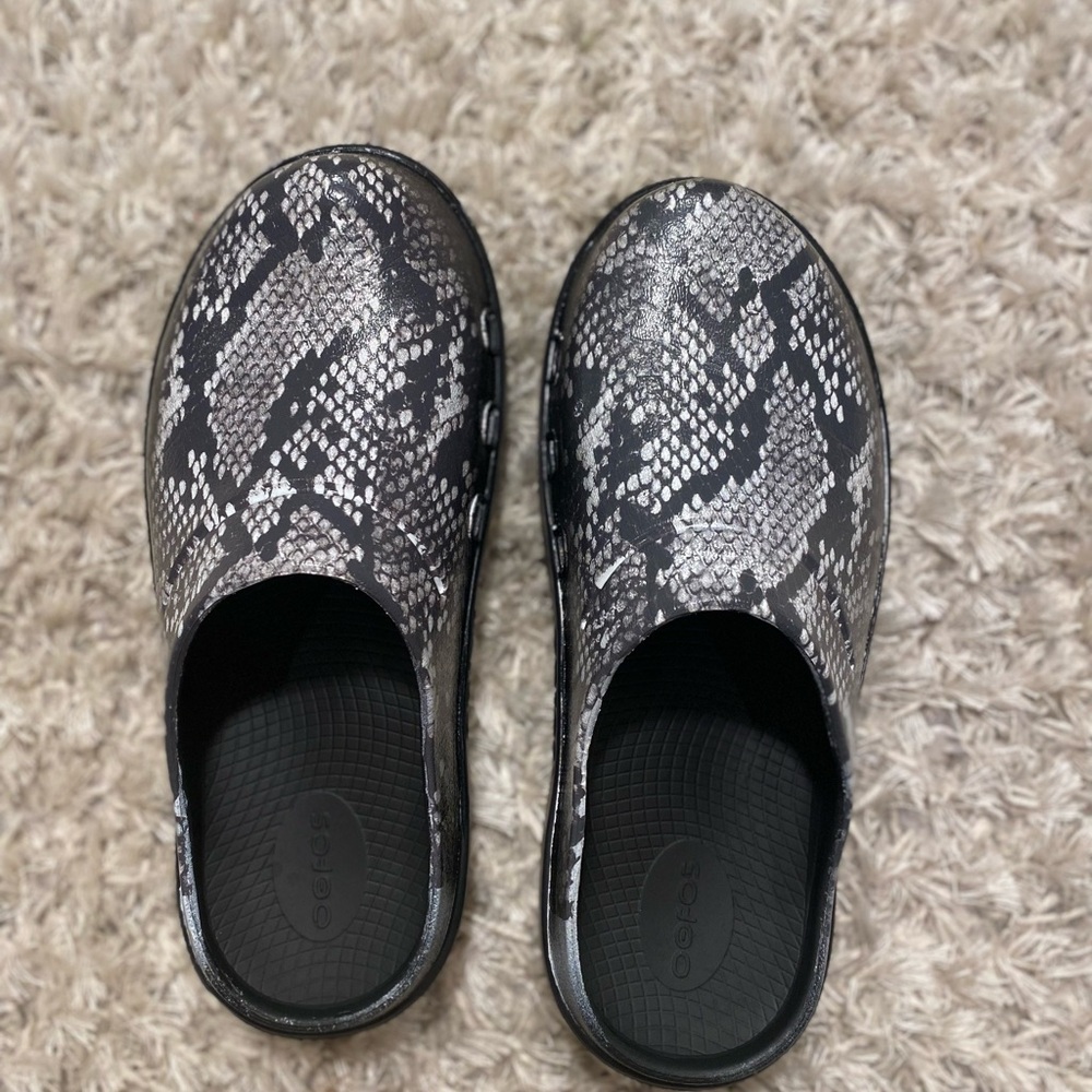 OOFOS OOcloog Limited Edition, Black and White Snake Print, EU 40/W 9/M 7-Unisex
